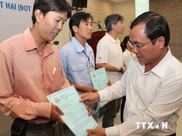 Tran Van Nam, deputy chairman of Binh Duong Province People's Committee hands over assistance decisions to representatives of damaged companies (Photo: SGGP) Tran Van Nam, deputy chairman of Binh Duong Province People's Committee hands over assistance decisions to representatives of damaged companies (Photo: SGGP)